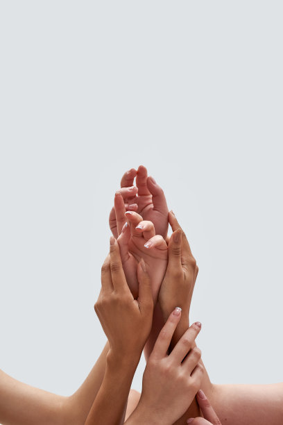 近距离的一组女性的手伸向一起孤立在白色的背景图片下载