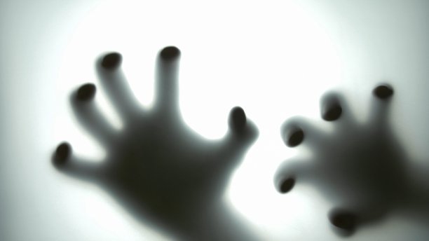 男性的手在半透明的玻璃后面触摸、划伤和抚摸表面图片下载