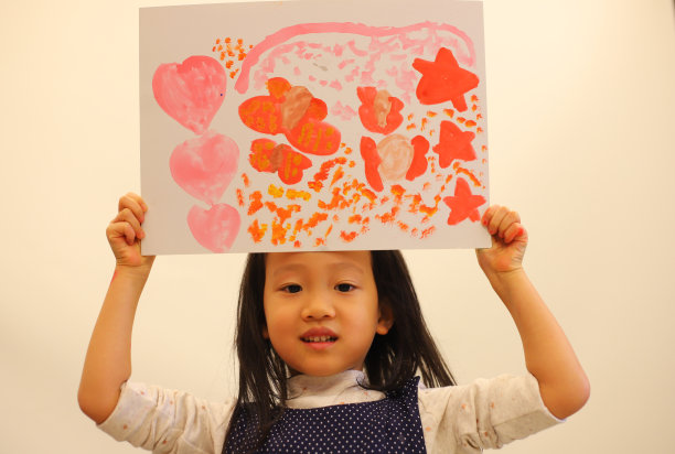 一个女孩在家里画水彩画和学习图片下载