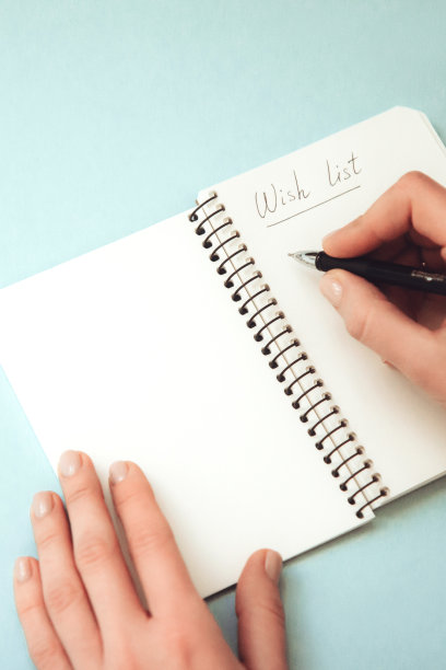 带笔的笔记本，背景较亮图片下载