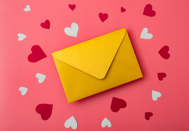 情书。金色信封，红色背景，心形图案。图片下载