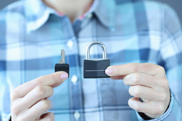 人类手上拿着钥匙和挂锁图片下载