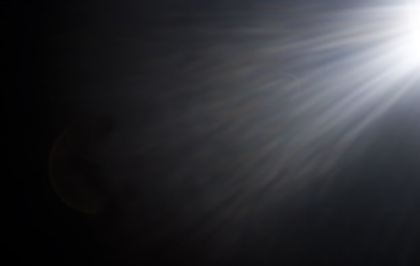 闪光或星光射线在黑色背景。也可以作为一个混合模式的叠加(屏幕)。图片下载