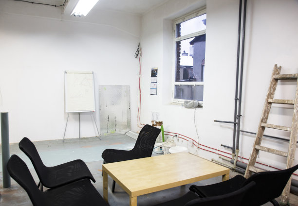 空房间，桌子周围都是椅子图片下载