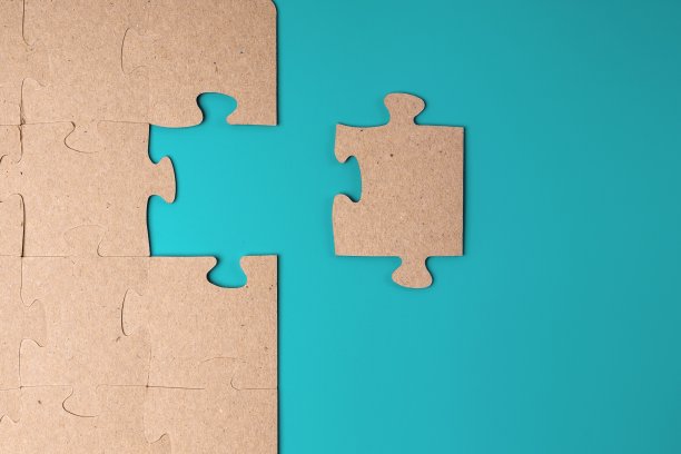 谜题由蓝色背景的硬纸板制成，作为业务解决方案的象征。图片下载