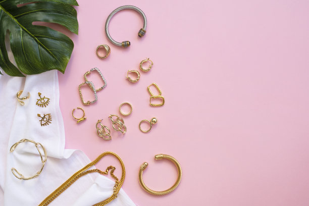 色彩背景上的时尚女性首饰图片下载