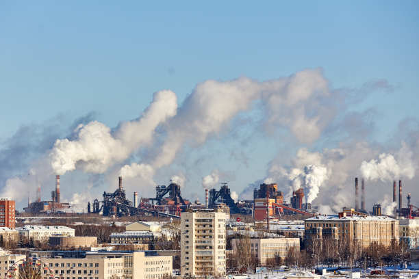 环境灾难。城市环境差。有害排放到环境中。烟和烟雾。工厂污染大气。废气图片下载