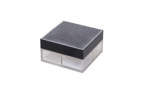 拒绝塑料的概念。空化妆品玻璃瓶孤立在白色背景图片下载