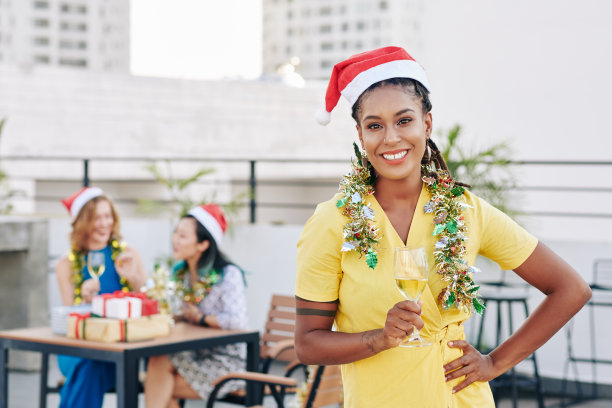 和女性朋友一起庆祝圣诞节素材图片