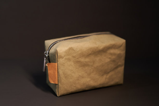 可重复使用的纸化妆袋黑色背景图片下载