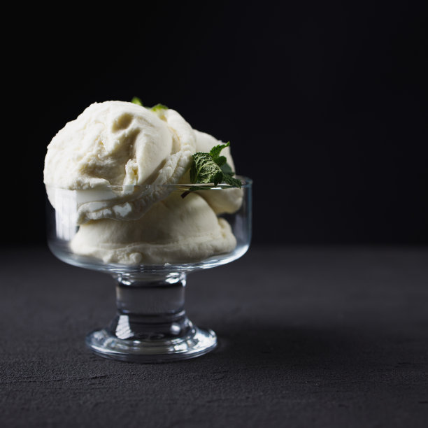 冰淇淋圣代，清爽的香草甜点图片下载