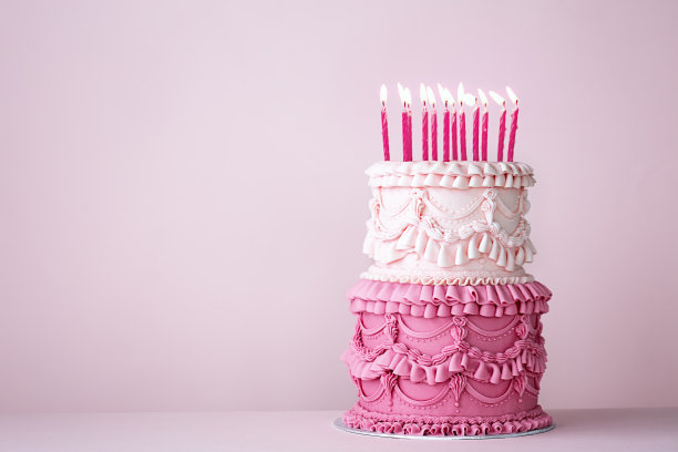 华丽的奶油生日蛋糕图片下载