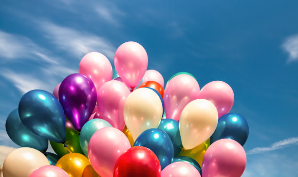 多色气球在蓝天背景图片下载