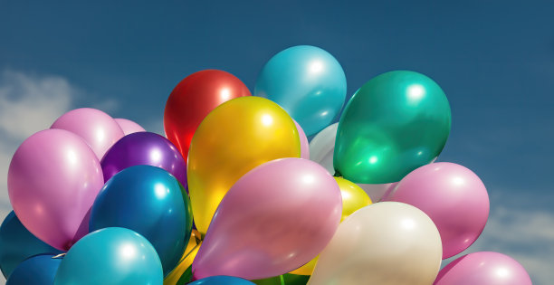 多色气球在蓝天背景图片下载