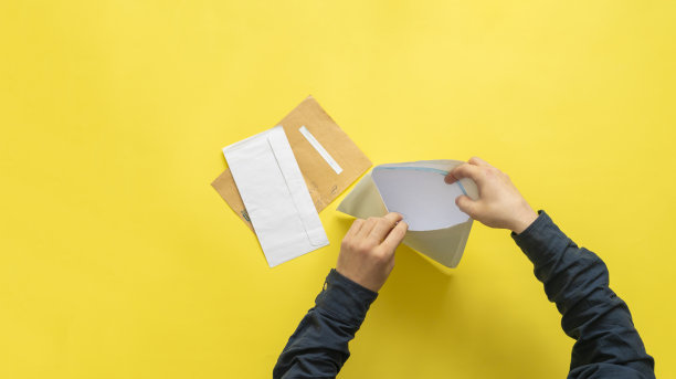 手里拿着带文字的纸，把它放在转寄信上图片下载