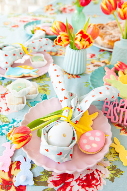 复活节的彩色餐桌摆设图片下载