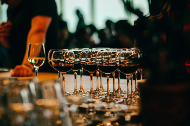 用酒杯在桌上品尝葡萄酒的体验。黑白背景图片下载