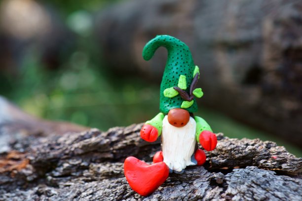 用橡皮泥制成的森林侏儒雕像。图片下载