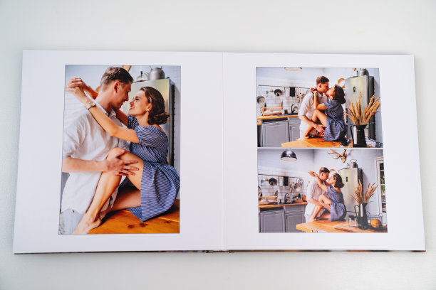 一页一页的厨房里一对幸福的夫妇的照片图片下载