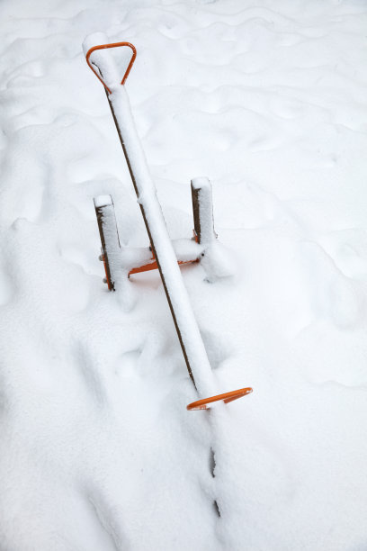 孩子的操场覆盖着雪和玩具在一个冬天的一天图片下载