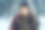 冬天的年轻女子肖像。美丽快乐的模特女孩在冬天的公园里欢笑和玩耍。美丽的年轻女性在户外，享受大自然，冬天图片下载