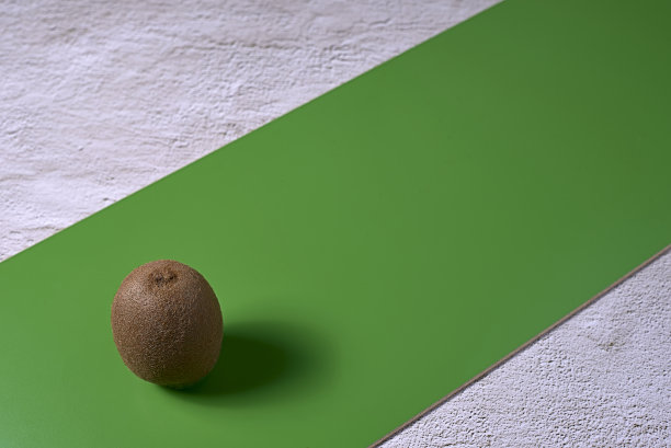 绿板上的几维鸟图片下载