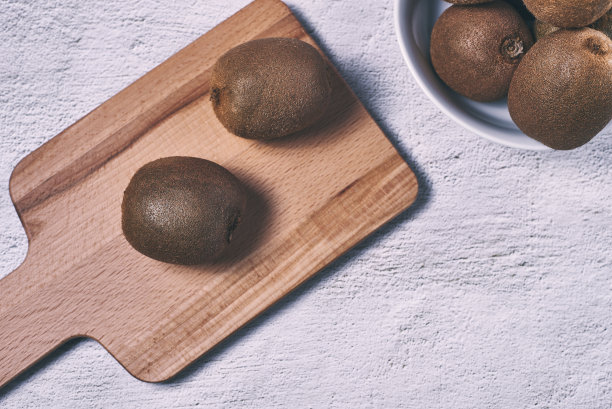 木砧板上的猕猴桃图片下载
