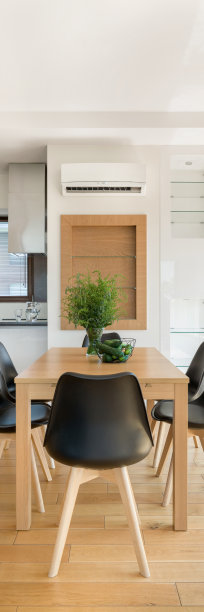 木桌与黑色椅子，垂直全景图片下载