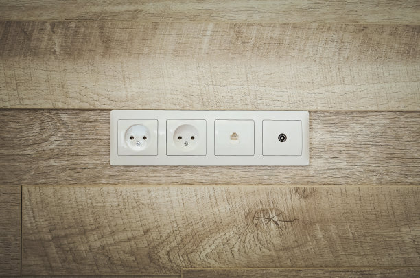 木墙上的插座。图片下载