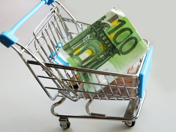 现金纸币欧元在购物车作为节约和购物的概念图片下载