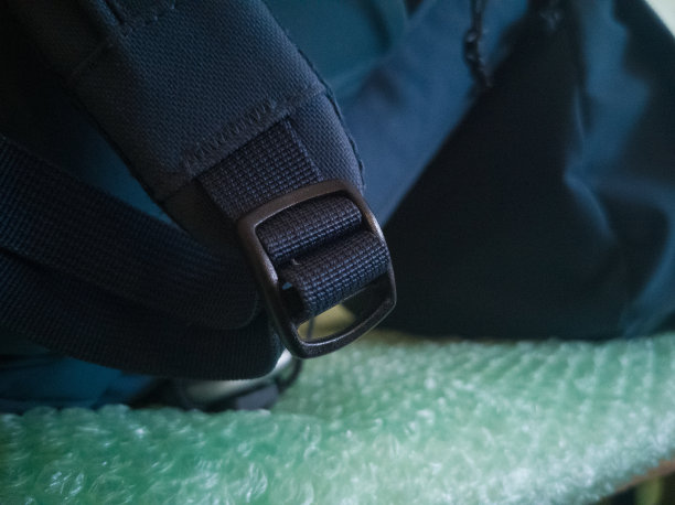 蓝色的背包，有耐用的部件图片下载