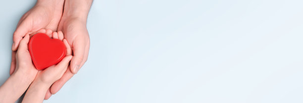 男人把红心给小孩当夫妻。医疗保健和医院医疗理念。象征着情人节。带有文本空间的俯视图。横幅图片下载