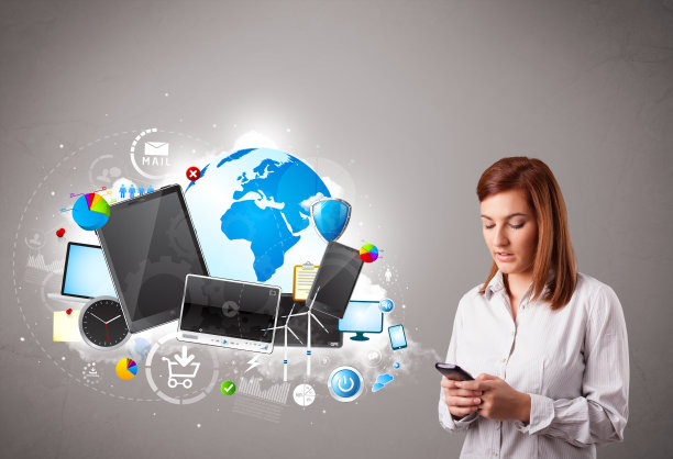 一个年轻女子站在那里看手机图片下载