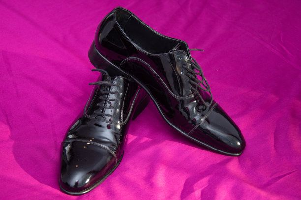 新郎的黑鞋图片下载