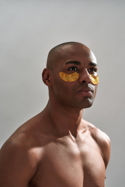 男性戴着橙色眼罩，同时盯着远方图片下载