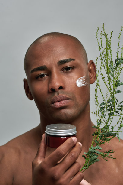 一个人拿着面霜和树枝的脸图片下载