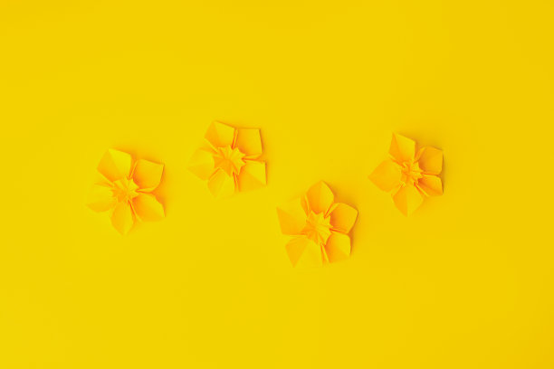 给孩子们的复活节纸工艺品快乐。纸上自制时令水仙花，底色为黄色。春天装饰，为儿童，日托，幼儿园，传单贺卡，节日概念图片下载
