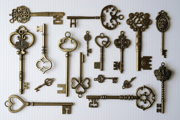 青铜钥匙装饰钥匙时钟和宝箱图片下载
