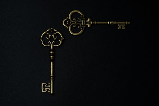 青铜钥匙装饰钥匙时钟和宝箱图片下载