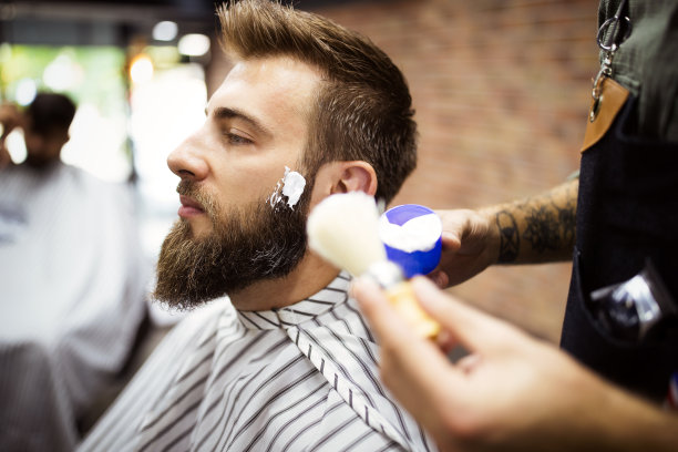 顾客在理发店修胡子图片下载