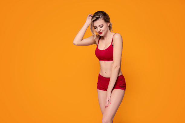 完美苗条、健美的金发女郎年轻的身体。图片下载