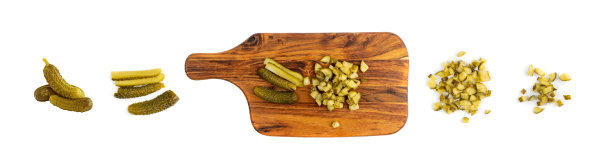 腌黄瓜丁或切碎的黄瓜分离在白色图片下载