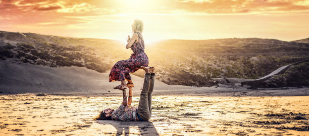在海滩上做瑜伽。一对夫妇在沙滩上冥想和锻炼图片下载