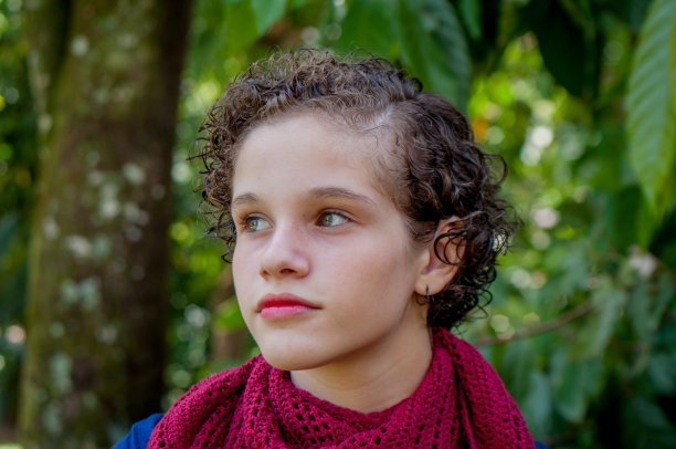 年轻女孩的肖像与短卷曲的头发图片下载