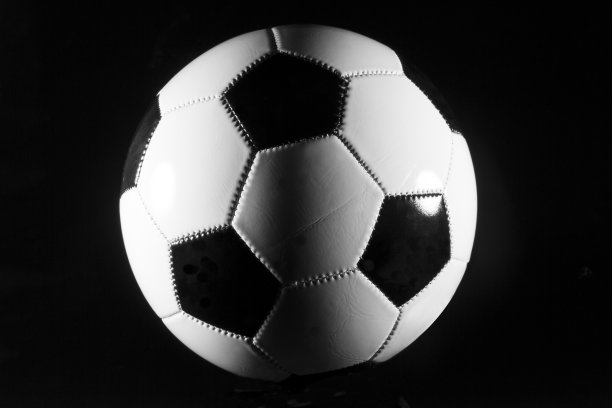 黑色背景上的黑白足球图片下载