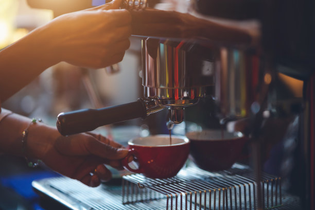 咖啡店里的咖啡师正在煮咖啡图片下载