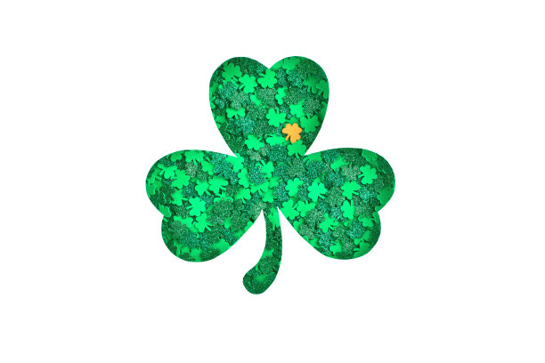 三叶草剪影与绿色纸屑纹理在白色的背景图片下载