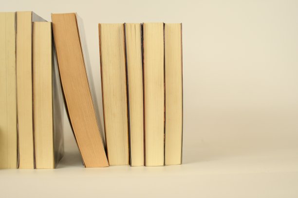 打开书本上一堆书的背景，学习书本图片下载