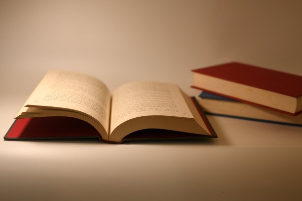打开书本上一堆书的背景，学习书本图片下载