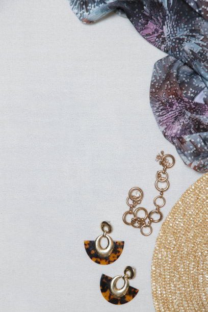 优雅时尚的配饰与复制空间。草帽、丝巾和人造珠宝。图片下载